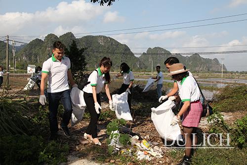 Gom rác thải nhựa trên đường vào khu vực đền Trình